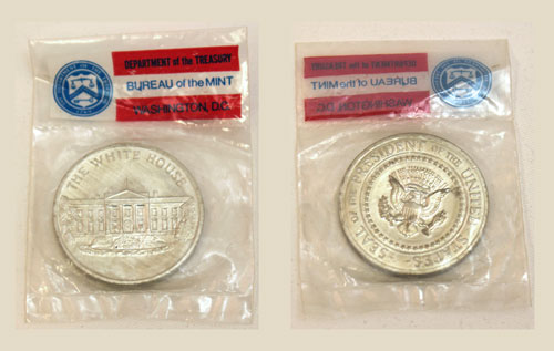 Mint medal with white house on the obverse and presidential seal on the reverse